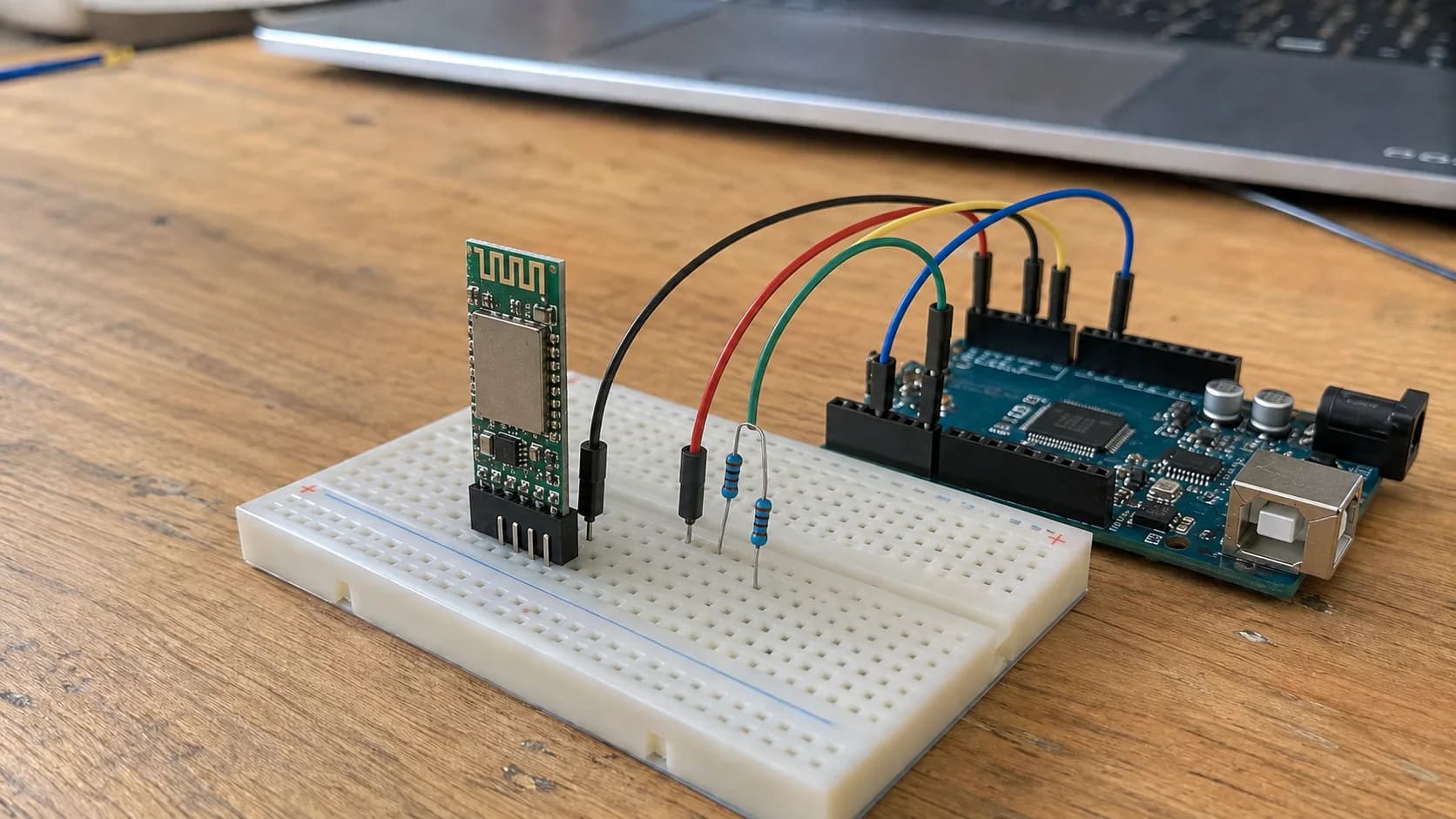 Module Bluetooth Classic kiểu HC-05 nối với board Arduino bằng UART và dây jumper trên breadboard.