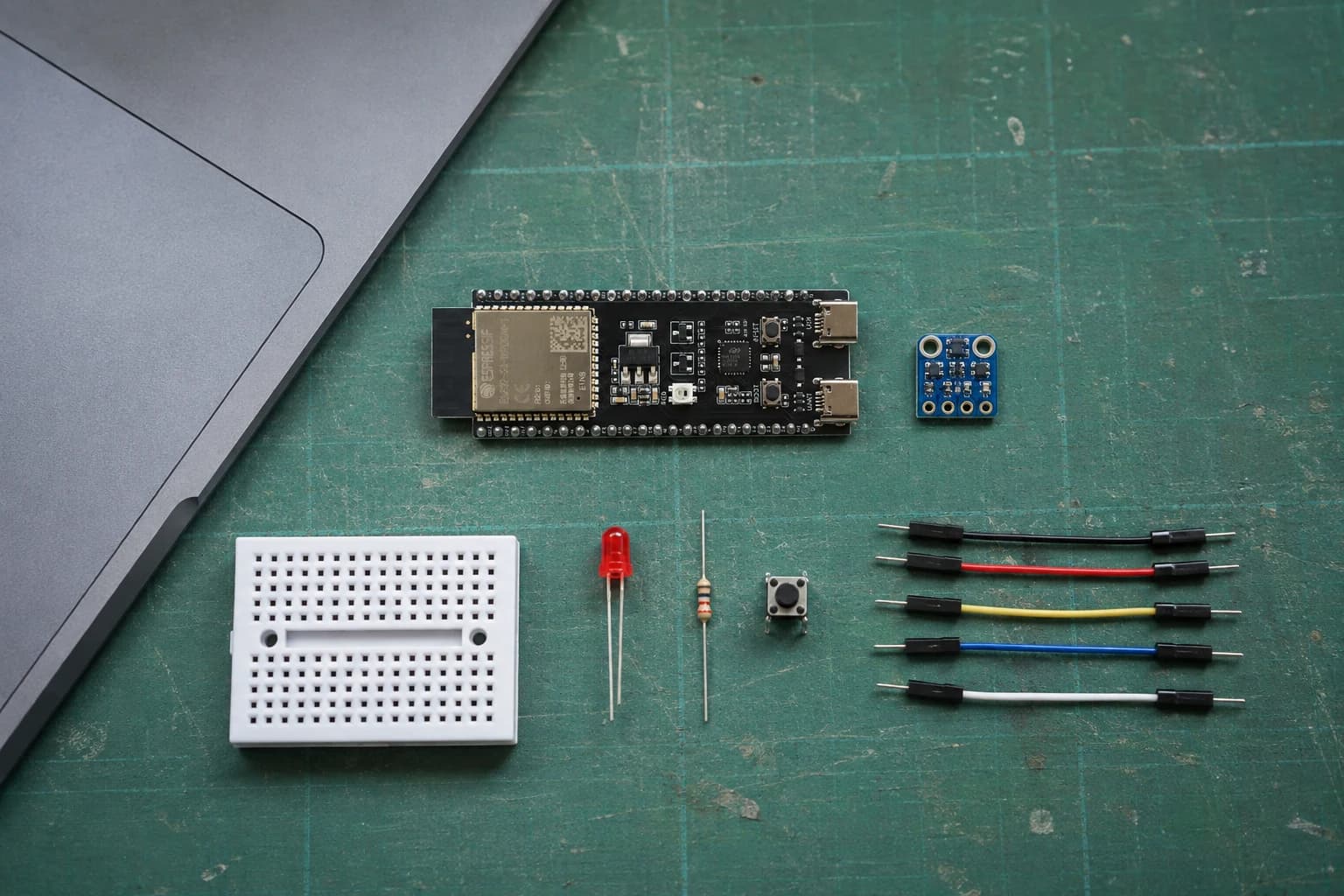 ESP32-S3 DevKitC-1, BME280, breadboard, LED, điện trở 220 ohm, nút nhấn và dây Dupont được kiểm tra cạnh MacBook Pro.