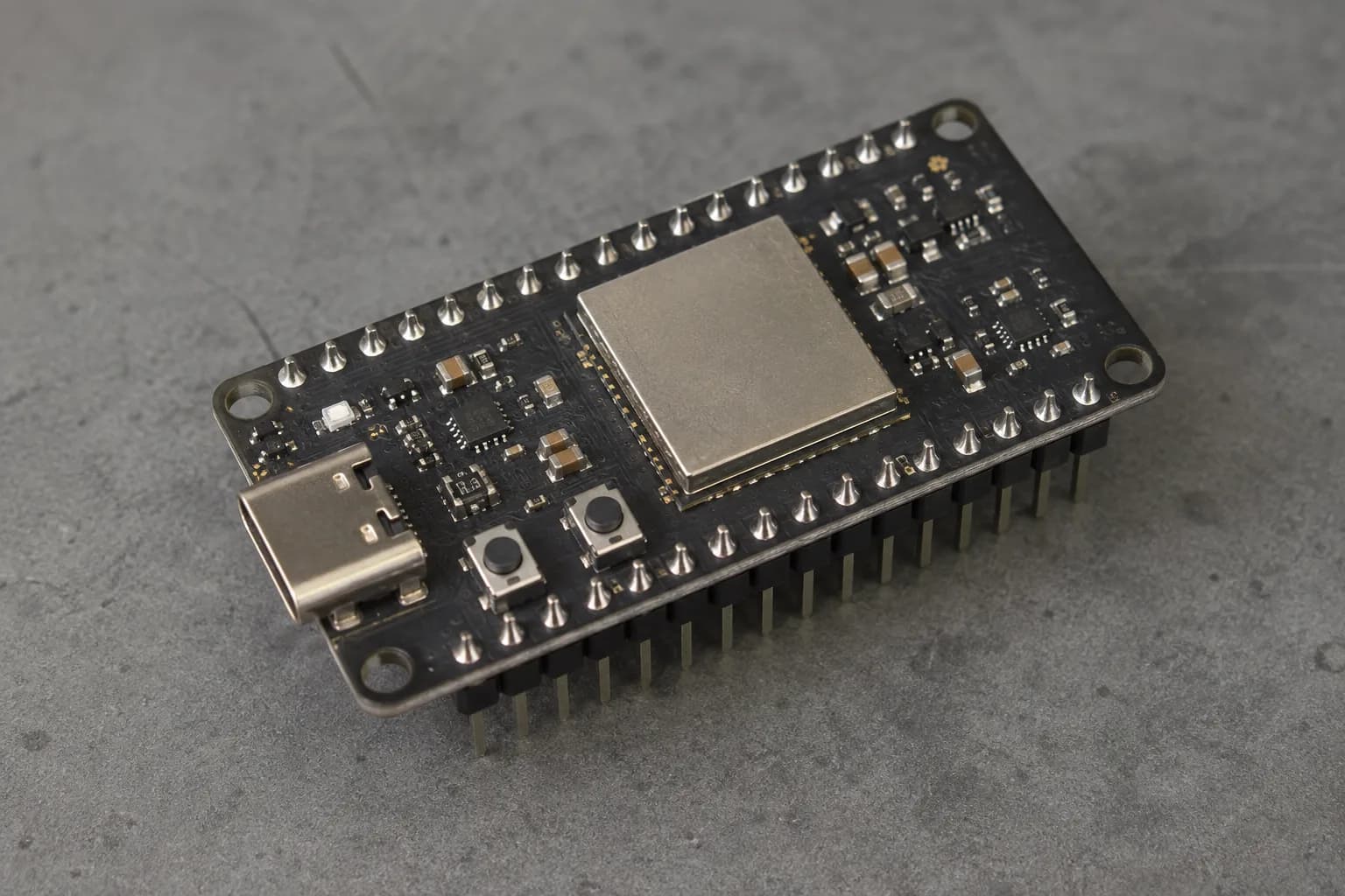 Board phát triển ESP32-P4 có module shield, một cổng USB-C, nút nhấn và hàng header hai bên