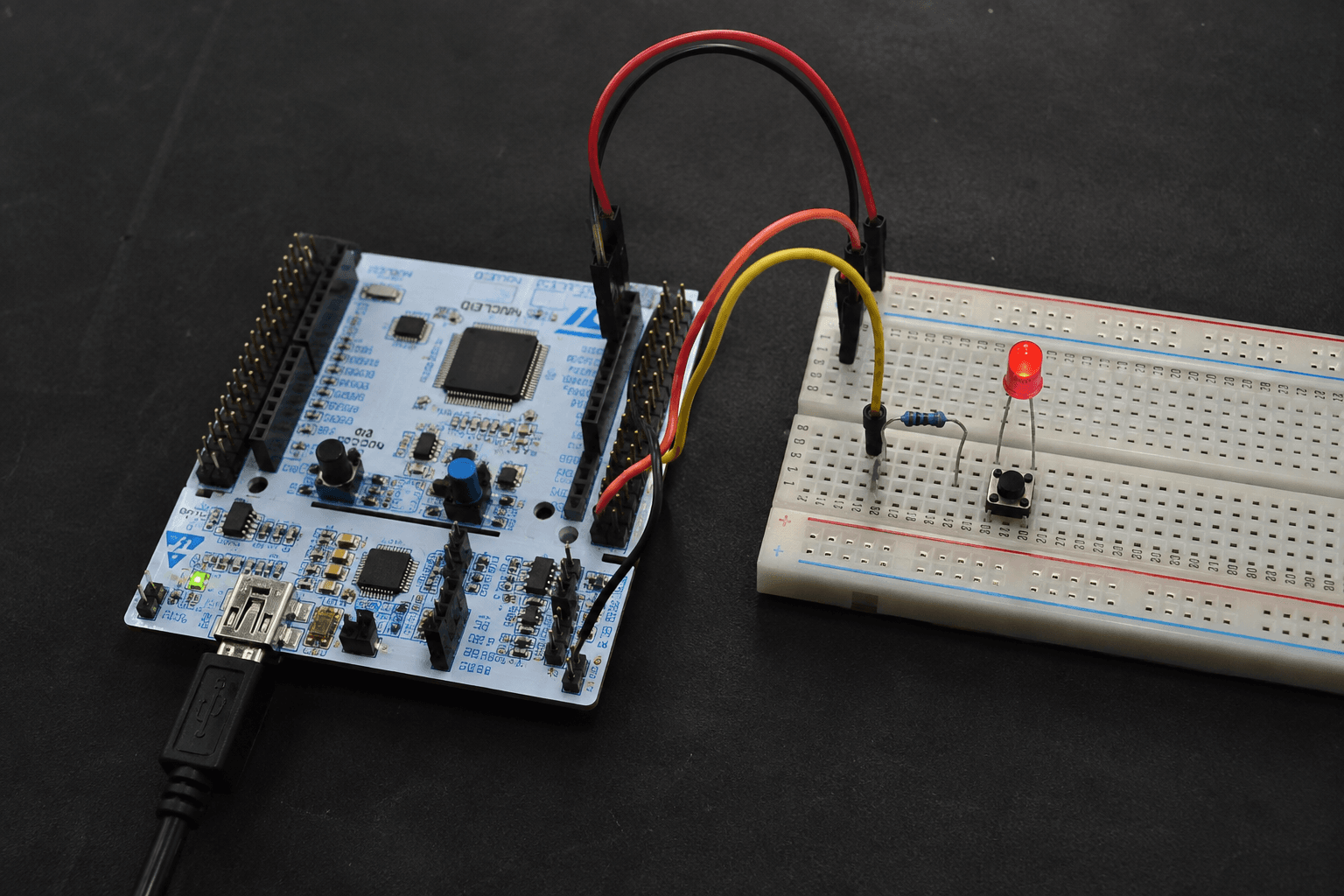 Board STM32 Nucleo điều khiển LED trên breadboard trong một phép thử timer cạnh laptop và oscilloscope.