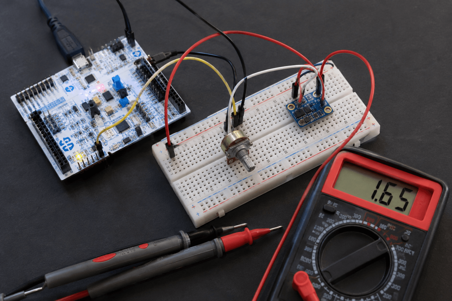 Board STM32 Nucleo nối biến trở và mạch analog trên breadboard để kiểm tra ADC.