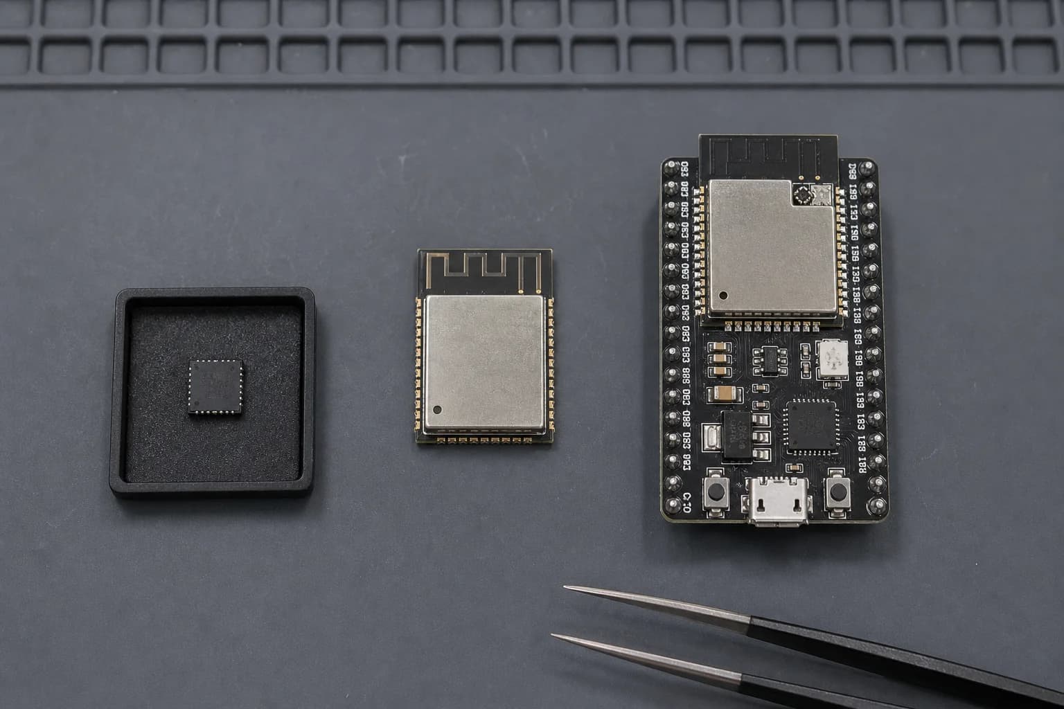 Chip ESP32, module có shield kim loại và development board USB được đặt cạnh nhau để so sánh.