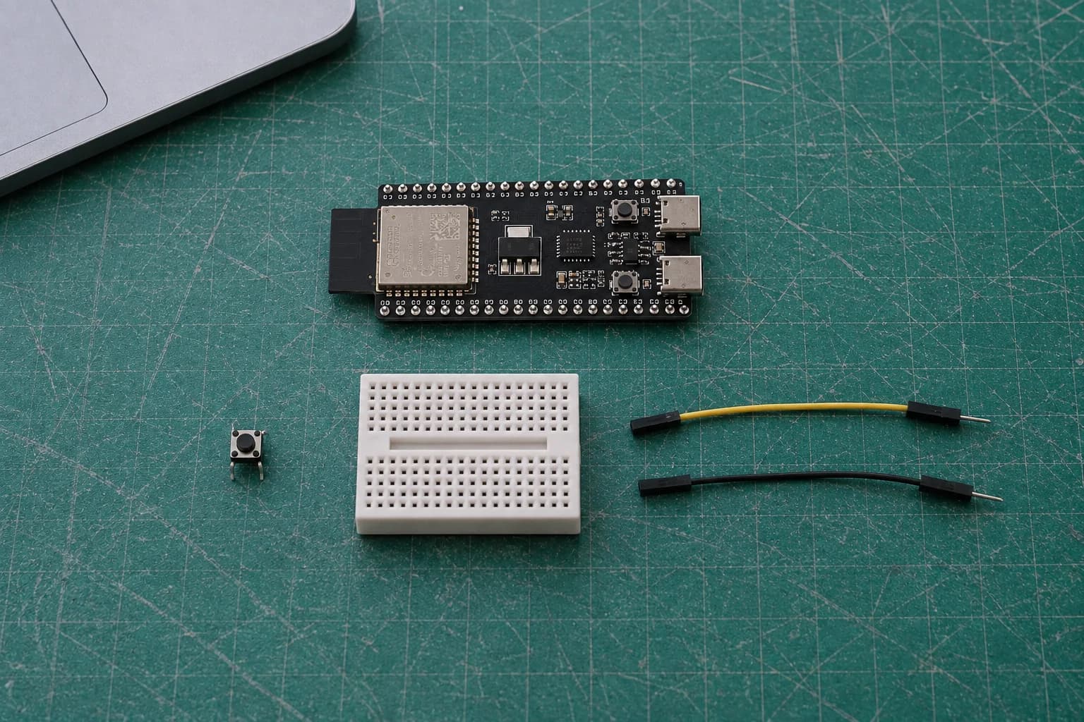 ESP32-S3 DevKitC-1, breadboard, nút nhấn và hai dây jumper được đặt riêng trước khi đấu INPUT_PULLUP.