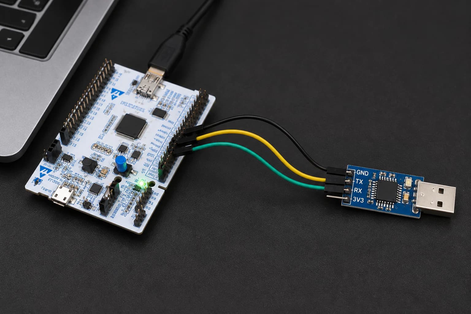 Board STM32 Nucleo nối USB với laptop và mạch UART để kiểm tra log serial.